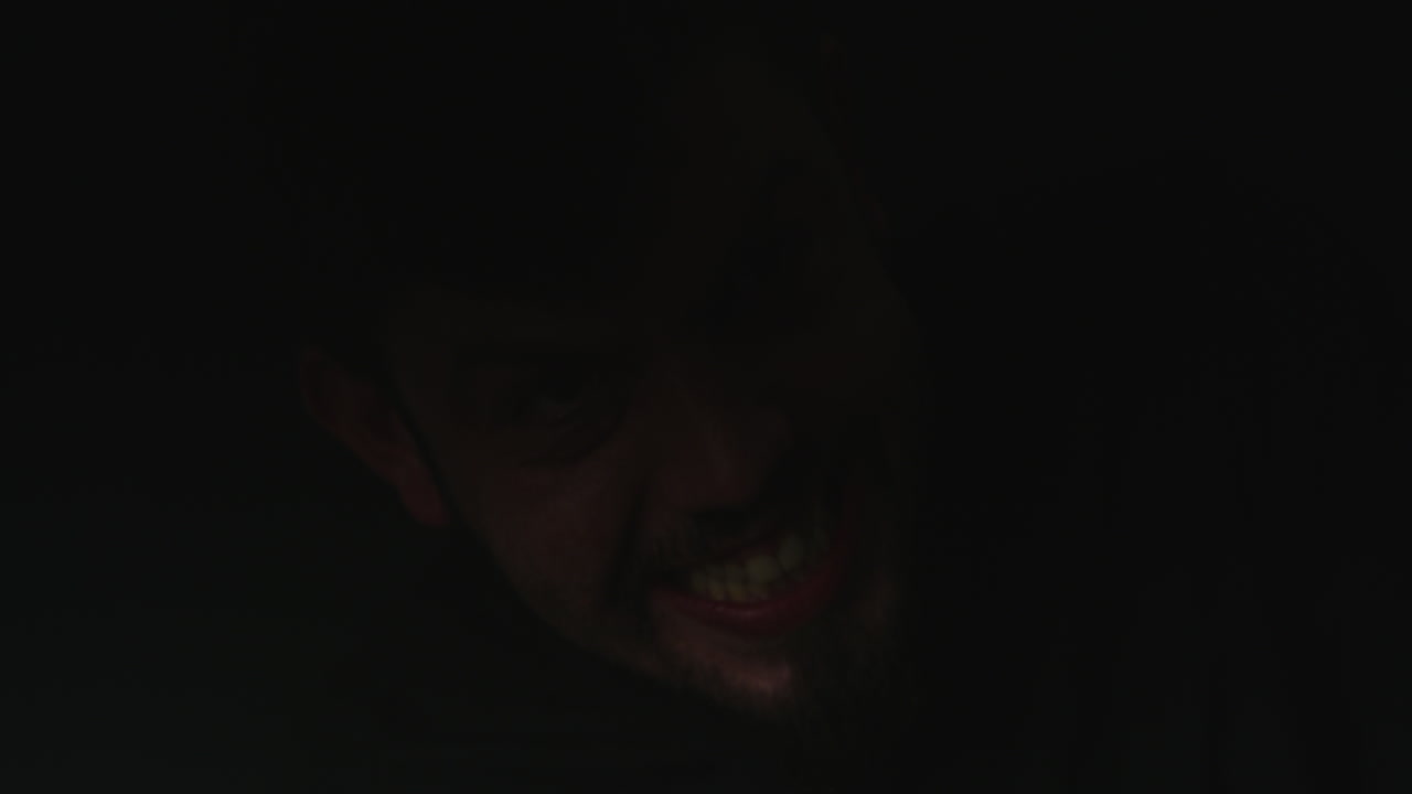 un hombre paranoico y loco gritando de angustia