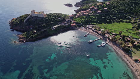 vista aérea de una pequeña isla en el medio del océano