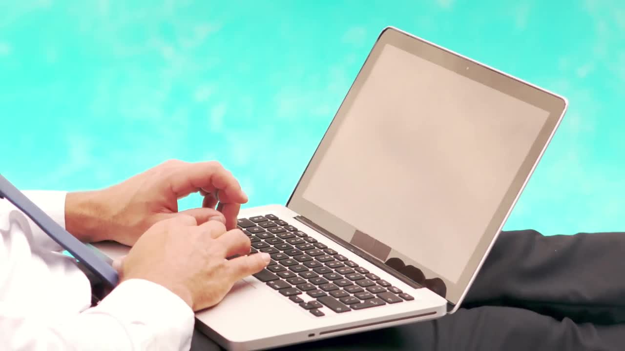 침대 의자 에 누워 있는 동안 노트북 을 사용하는 사업가