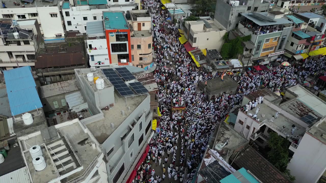 Carro Divino: La Maestosa Pandharpur Rath Yatra Veduta Aerea