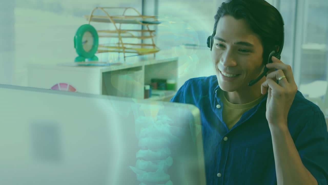 animación de procesamiento de datos sobre hombre asiático usando auriculares de teléfono