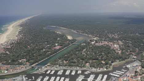 Drohnenaufnahmen-Der-Französischen-Hafenstadt-Capbreton-In-Der-Region-Aquitanien-Im-Süden-Frankreichs