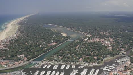 vistas aéreas de drones de la ciudad portuaria francesa capbreton en la región de aquitania del sur de francia
