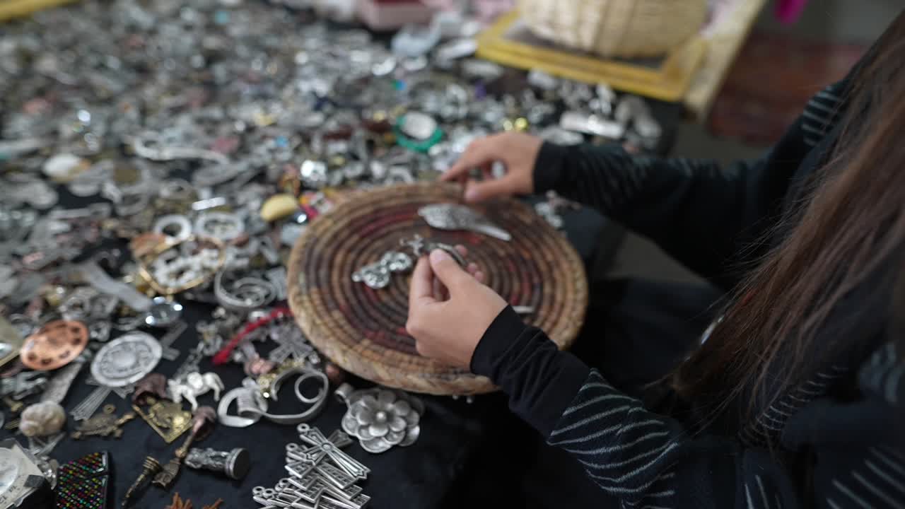 mujer mirando joyas en un mercado