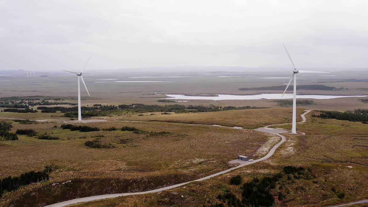 서부 섬 의 습지 언덕 에 있는 풍력 발전소 의 넓은 공중 촬영