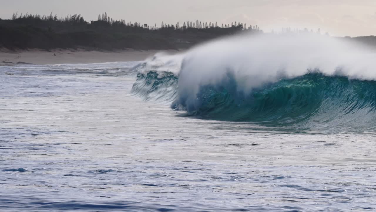hermosas olas del océano en cámara lenta chocando y rompiendo en la orilla del mar en hawaii