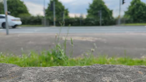 Autos-Fahren-In-Ultra-Zeitlupe-Entlang-Einer-Stadtstraße-Mit-Fußgängerüberweg-Am-Frühen-Morgen