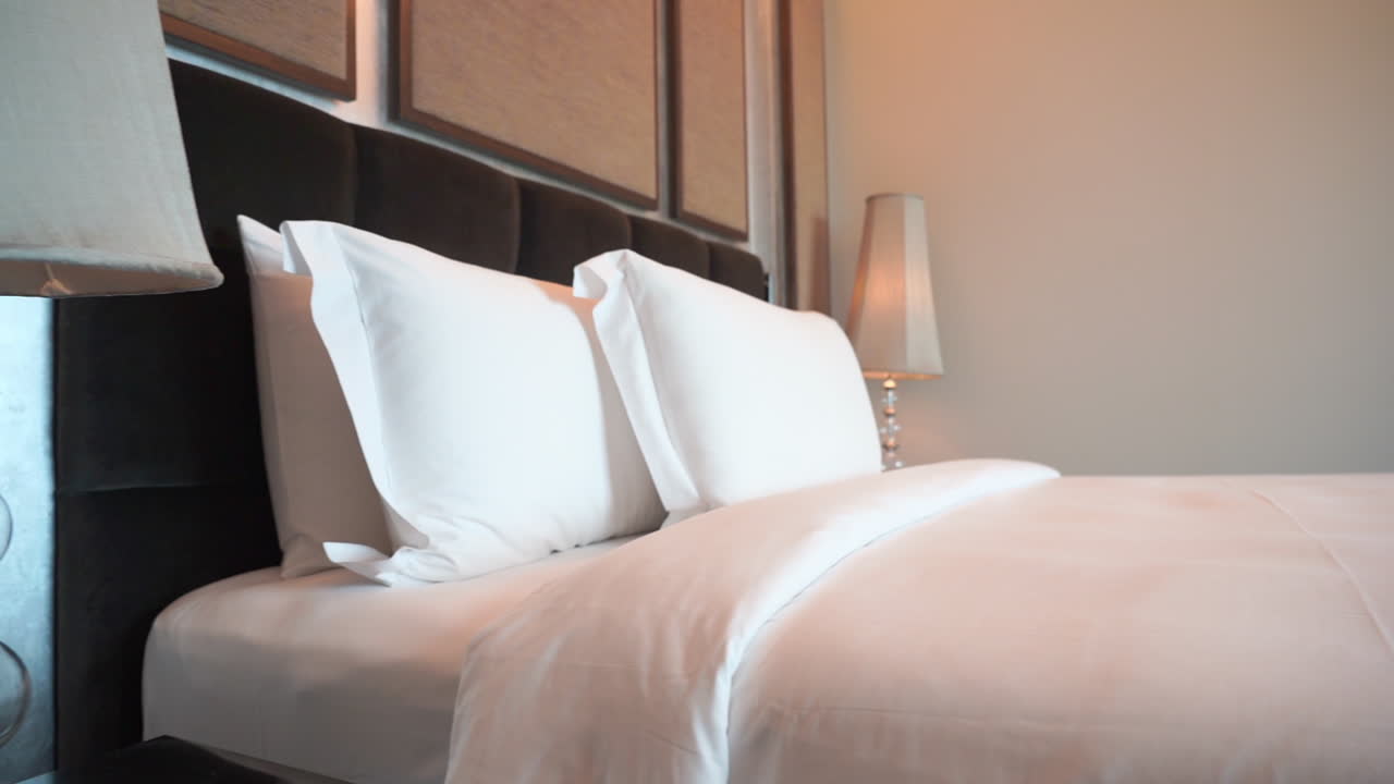 acogedora comodidad junto a la cama tamaño king en el hogar