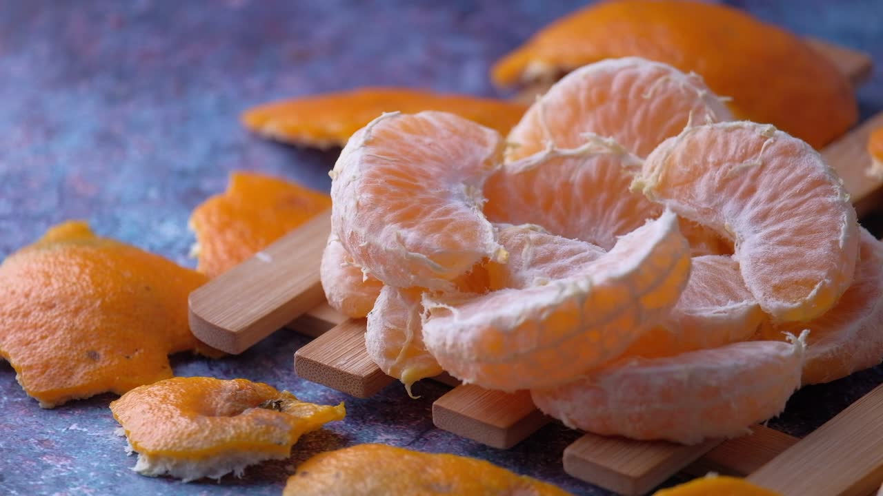 cerca de una rebanada de naranja en la mesa