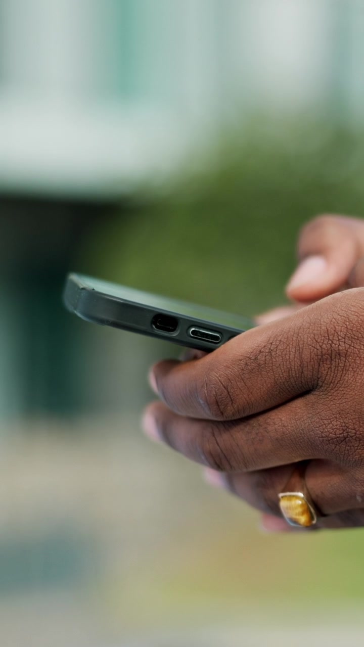 Nærbillede af Person der Bruger Smartphone Udendørs