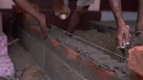 Bauunternehmer-Arbeiten-Als-Team-Daran,-Auf-Einer-Baustelle-Eine-Mauer-Zu-Bauen