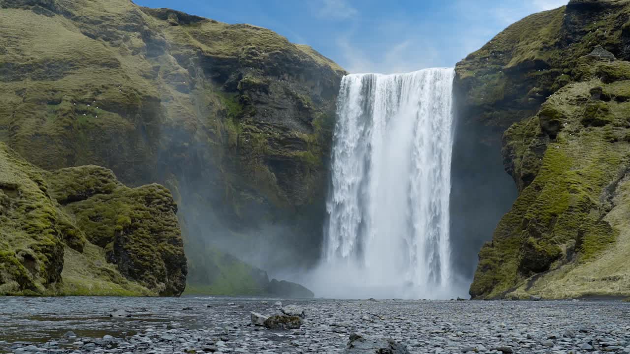 una foto impresionante de la vibrante cascada de skogafoss en islandia