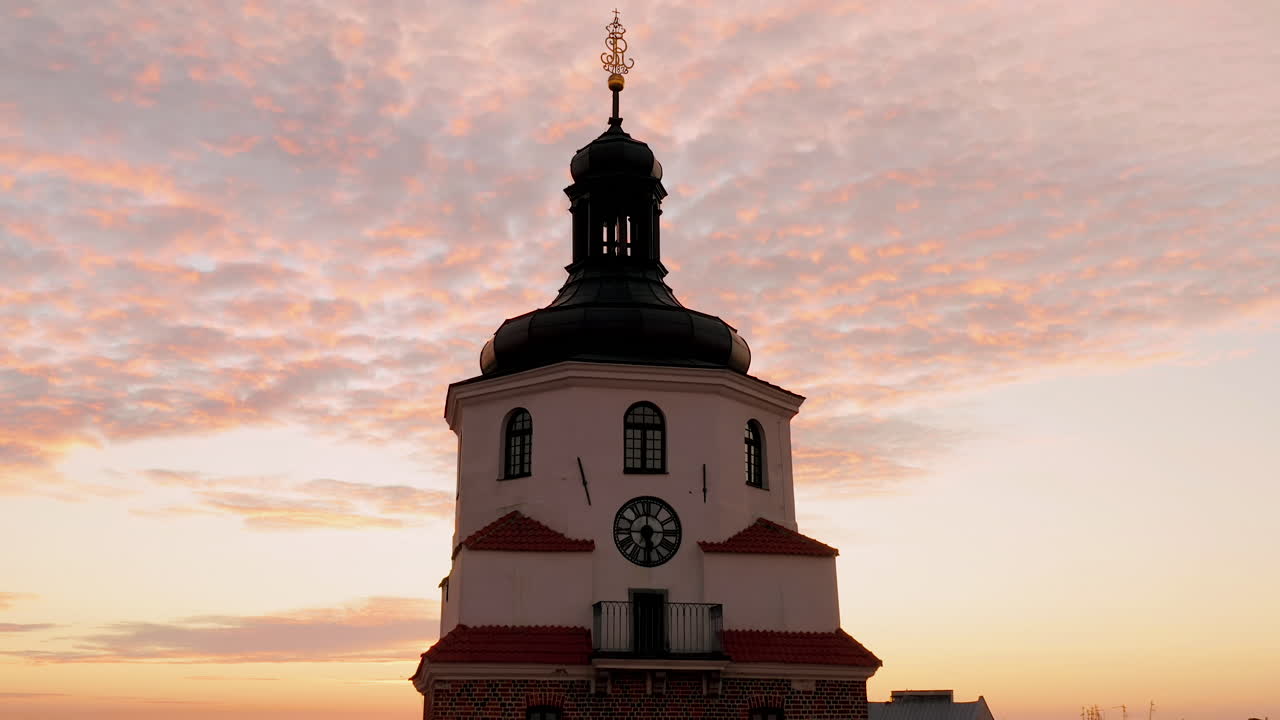воздушный вид главных городских ворот и красочных жилых домов, ратуши и городских башен в старом городе в люблине, польша во время прекрасного утра с пастельными цветами и мягким светом