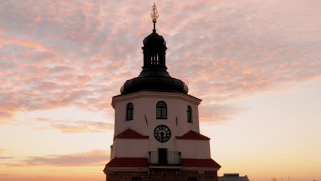 vista aérea de la puerta principal de la ciudad y las coloridas casas de alquiler, el ayuntamiento y las torres de la ciudad en el casco antiguo de lublin, polonia durante una hermosa mañana con colores pastel y luz suave