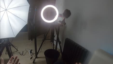 primera persona pov grabando un video en un estudio casero como creador de contenido youtuber frente a la cámara