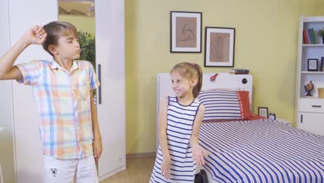 Dos-Niños-Bailan-En-La-Habitación.