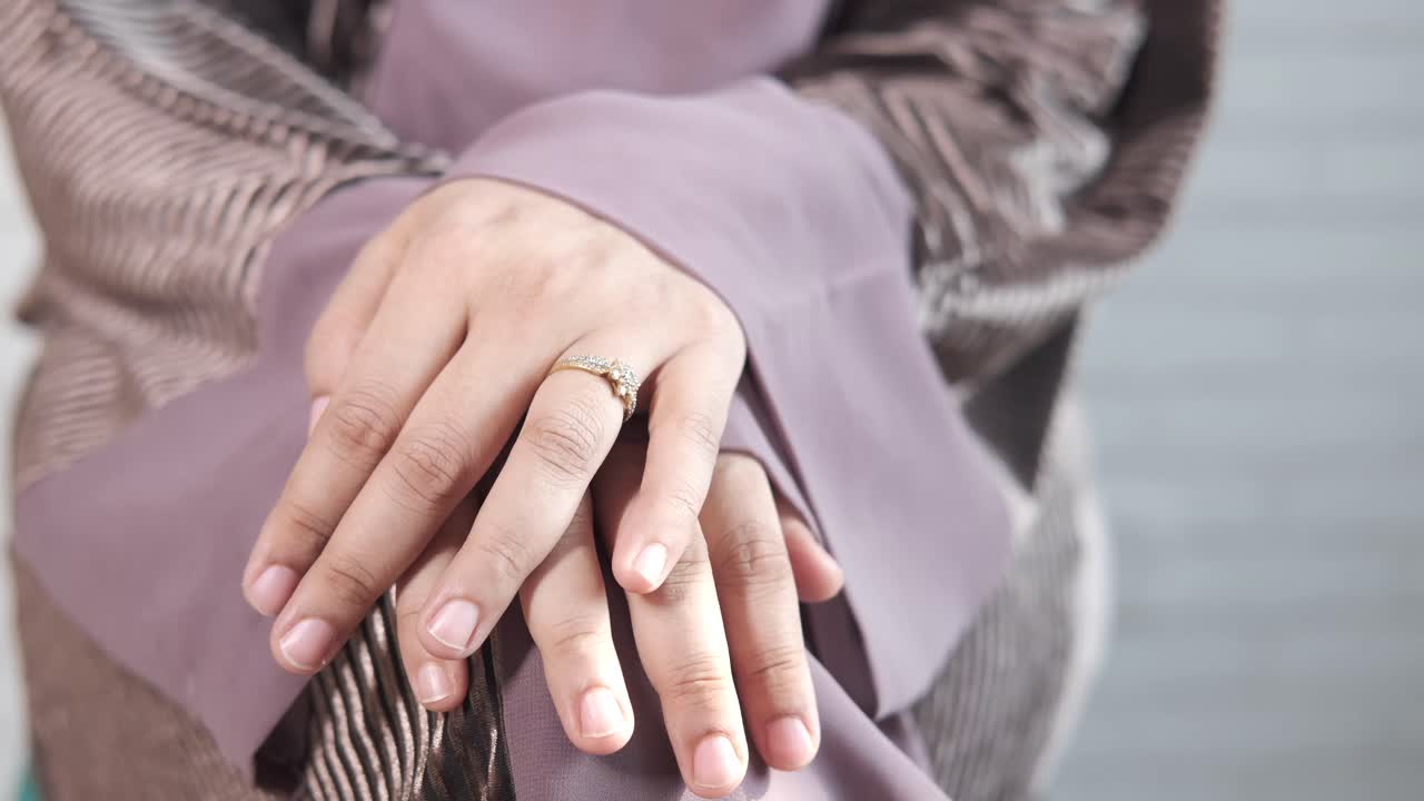 반지와 히자브를 입은 여성의 손