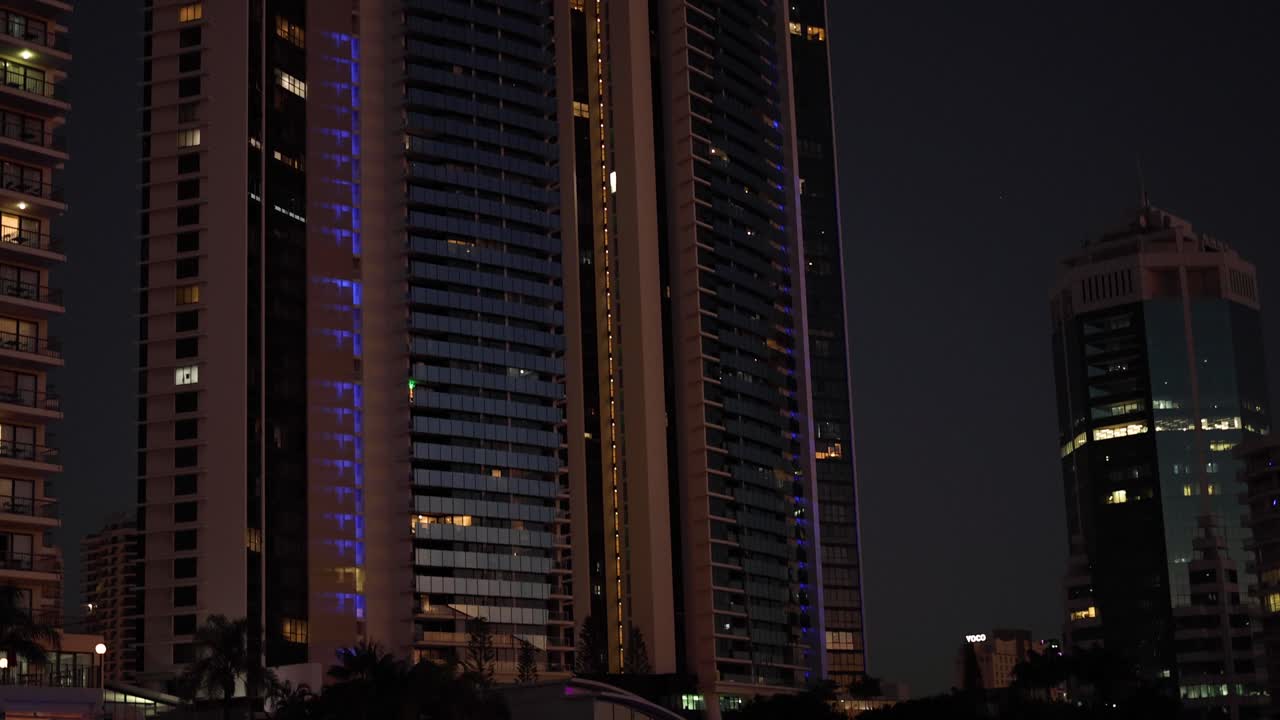 edificios y canales iluminados por la noche