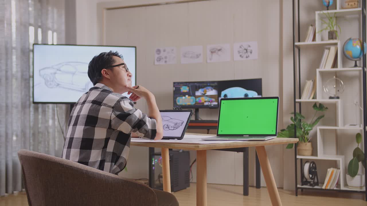 아시아 남성이 테이블릿과 그린 스크린 노트북 에서 자동차 컨셉에 대해 생각하고 tv와 컴퓨터 디스플레이 3d 전기 자동차 모델과 함께 스튜디오에서 지표손가락을 올리고 있습니다.