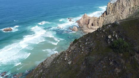 Vuelo-épico-De-Drones-Sobre-Los-Acantilados-En-La-Costa-Del-Océano-Atlántico-Con-Olas-En-Resolución-4k