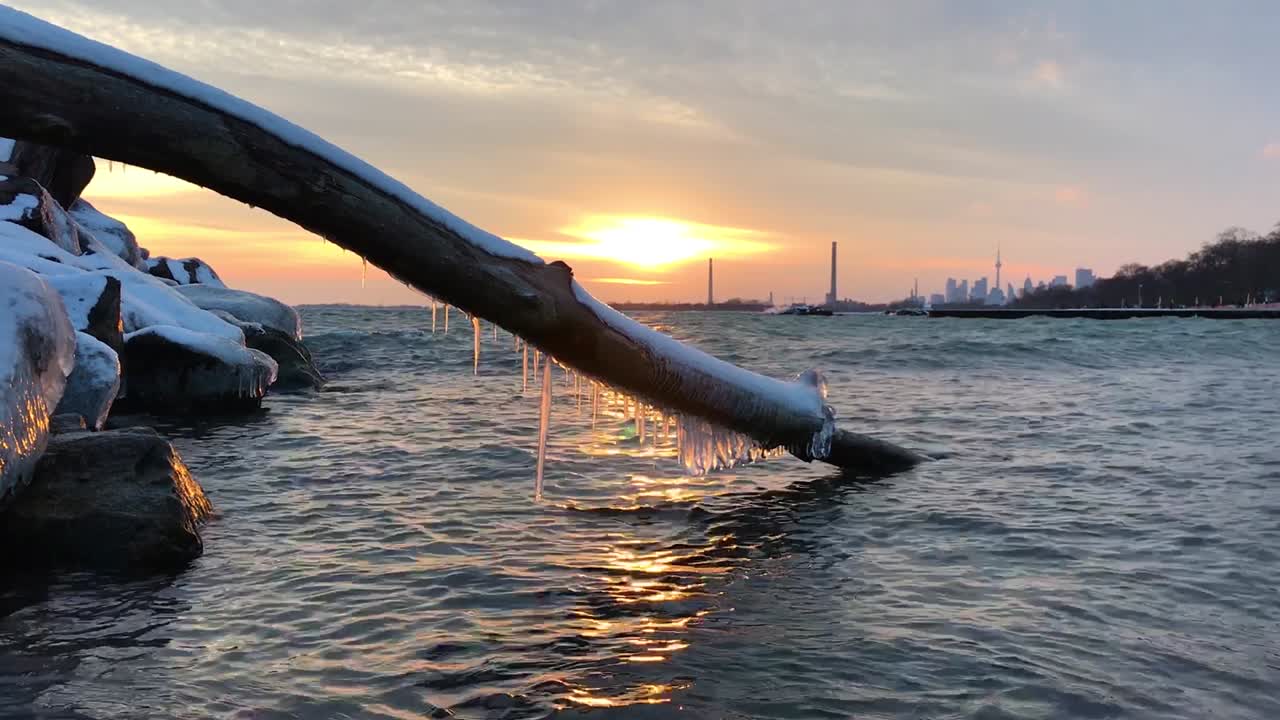 도시 스카이라인을 배경으로 한 겨울 호수 물, 눈, 얼음