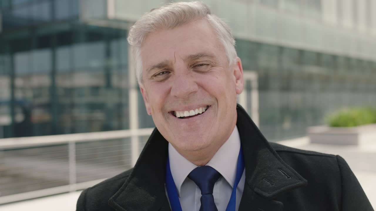 retrato de perto de um chefe corporativo feliz, um homem de negócios entusiasmado, a celebrar o sucesso, a desfrutar da vitória.
