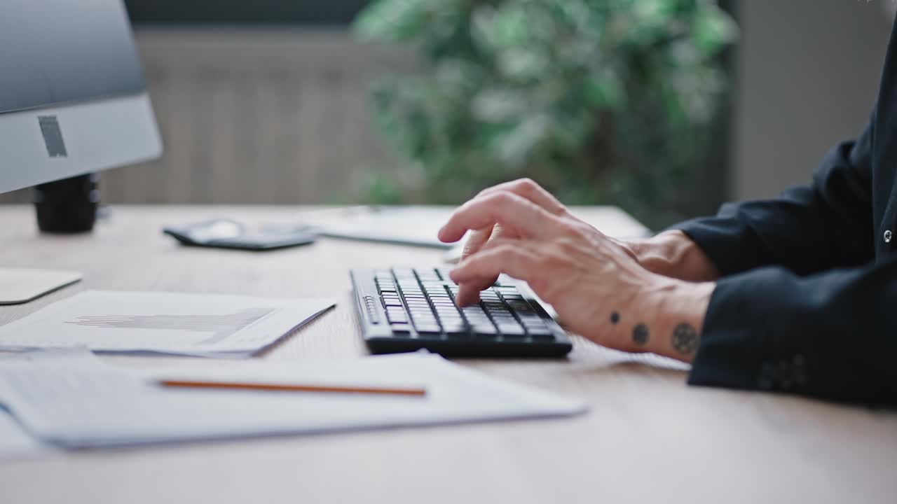 Geschäfts- und Technologiekonzept. Nahaufnahme der Hände eines nicht erkennbaren älteren Mannes, der auf einer Computertastatur tippt