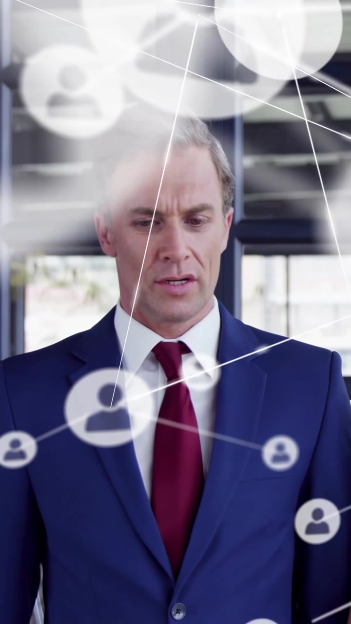 Video verticale: Uomo che lancia uno sguardo, con icone scintillanti e linee che attraversano il viso, mostrando una rete aziendale.