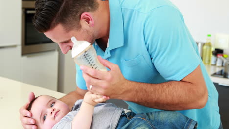 Lächelnder-Vater-Gibt-Babyjungen-Seine-Flasche