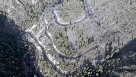 Switchback-road-with-cars-driving-on-Highway-89-A-in-Sedona,-Arizona-with-drone-video-moving-down-up-high