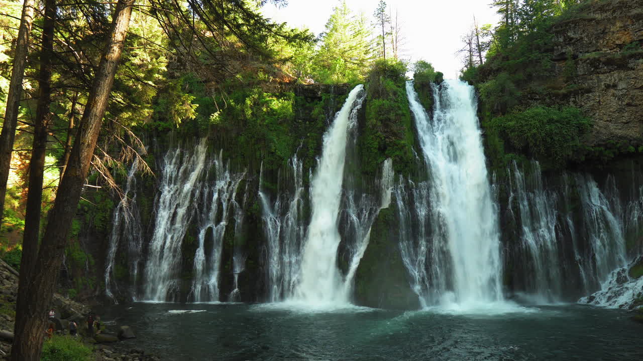 Panorama delle Burney Falls, una cascata nella foresta in California, con l'acqua che precipita da una scogliera