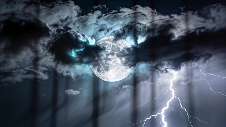 Nuvole che si spostano rivelano la luna piena nel cielo notturno mentre un fulmine lampeggia a destra, con fasci verticali color verde acqua.