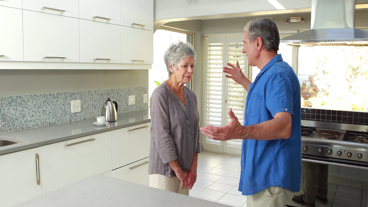 고령 부부 가 서로 논쟁 하고 있다
