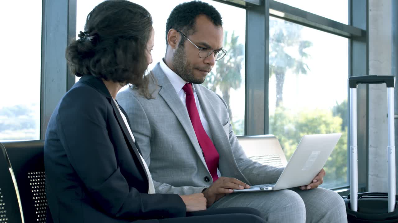 gente de negocios usando computadora portátil en la estación de tren