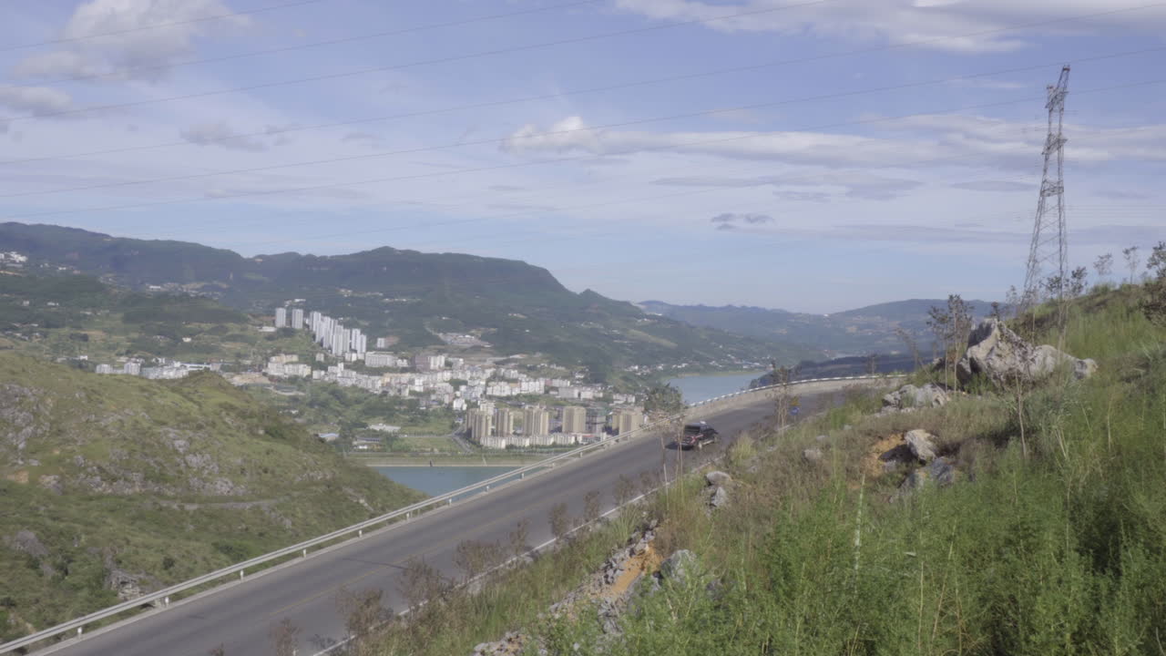 산길을 달리는 픽업트럭