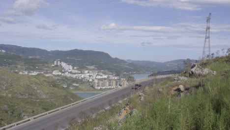una camioneta en una carretera de montaña