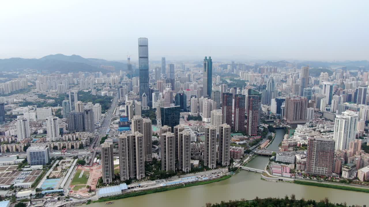 vista aérea sobre el paisaje urbano de shenzhen con un desarrollo urbano masivo y rascacielos