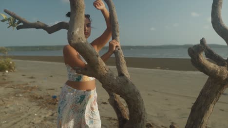 una mujer solitaria en la playa
