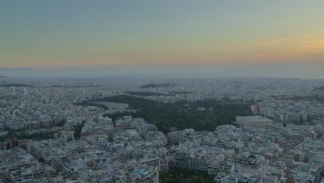 Vista-Aérea-De-Atenas-Al-Amanecer-Con-El-Resplandor-De-La-Ciudad.