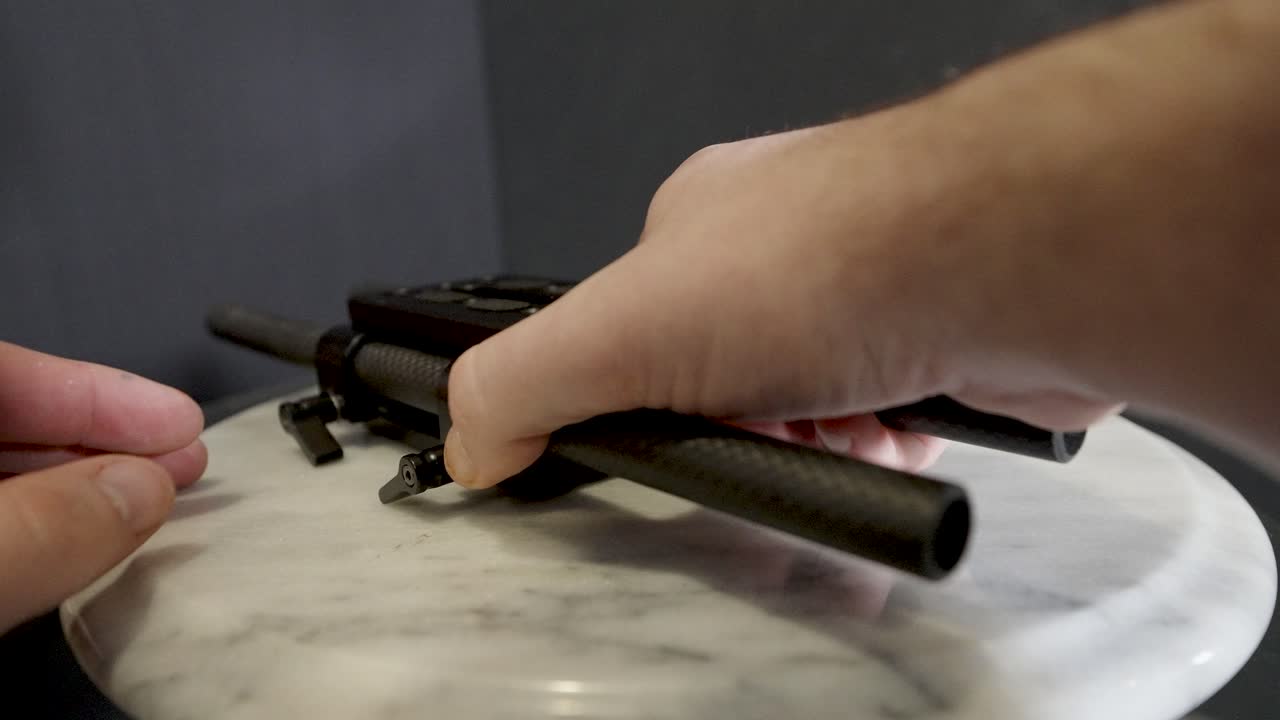 se sueltan los tornillos laterales traseros