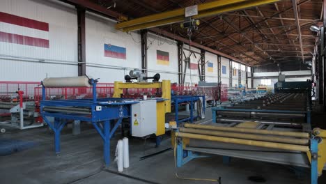 máquina de formación de láminas metálicas en la fábrica moderna de metalurgia.