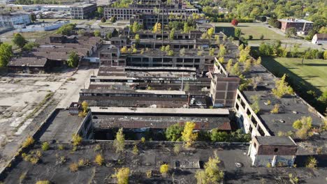 antiguo edificio de planta packard cubierto de árboles verdes, vista aérea de drones