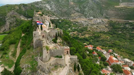 vista lateral aérea de la fortaleza de klis en split, croacia