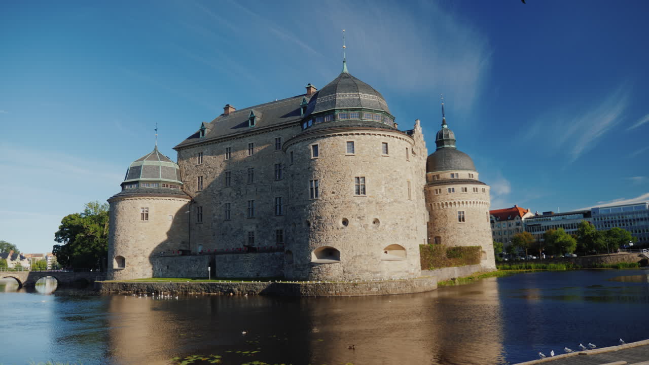 el castillo de orebro es un castillo medieval de piedra en orebro, uno de los más famosos e históricamente significativos.