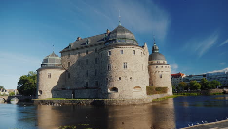 Orebro-Burg-Ist-Eine-Mittelalterliche-Steinburg-In-Orebro,-Eine-Der-Berühmtesten-Und-Historisch-Bedeutendsten