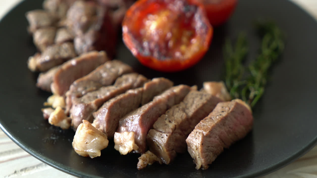 구운 미디엄 레어 비프 스테이크