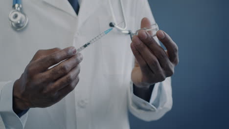 médico que prepara la inyección