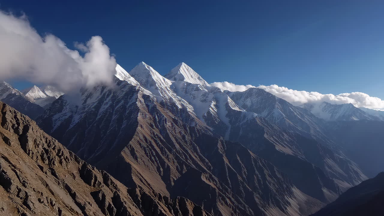 picos de montañas nevadas y paisaje nublado