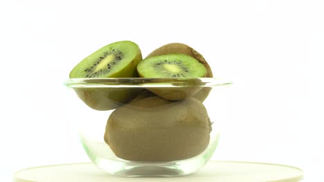 kiwis verdes frescos y maduros en un cuenco giratorio