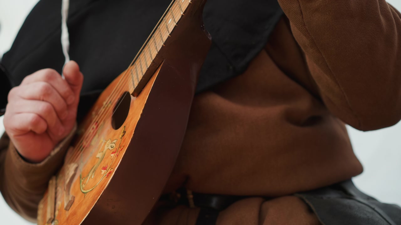 Una persona sostiene y toca un instrumento de madera en un entorno interior, posiblemente en un estudio o sala de ensayo. La escena transmite una atmósfera enfocada y concentrada, indicativa de una actividad musical.